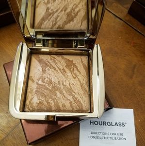 Hourglass lighting bronzer
